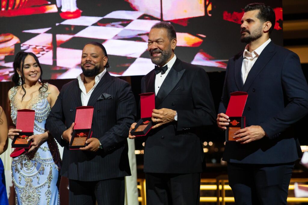 Lissette Guzmán , Jesús Suárez , Cucco Peña maestro de la música de Puerto Rico y Carlos Ruiz representante de la delegación de Puerto Rico