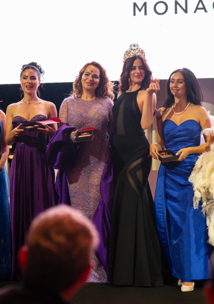 Carolina Joude , colaboró con las joyas que llevaron en el desfile , Lorrive , miss univers y Samantha (Di IORIO Mónaco )
