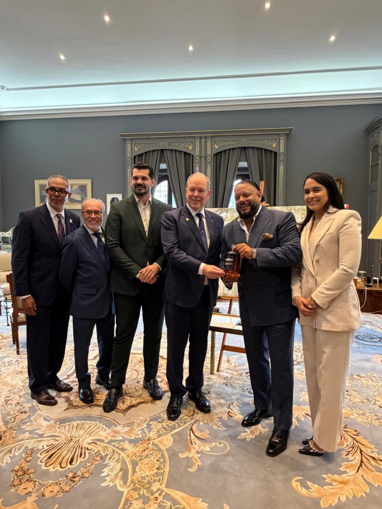 Jaime Moctezuma, predsidnete del museo de Puerto Rico en Chicago , Billy Ocasio director del museo de Puerto Rico en Chicago , Carlos Ruiz , príncipe Alberto Jesús Suárez y lissette Guzmán . Delegación de Puerto Rico audiencia privada