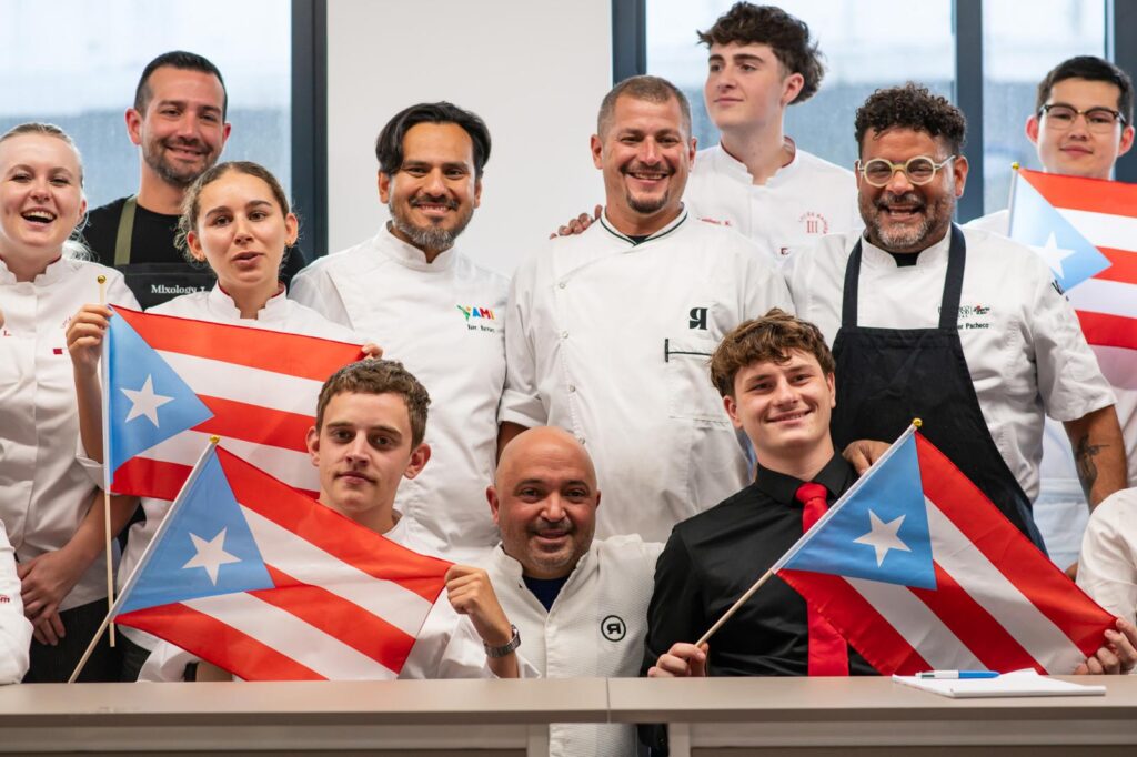 Los chefs y los alumnos de la escuela hotelera